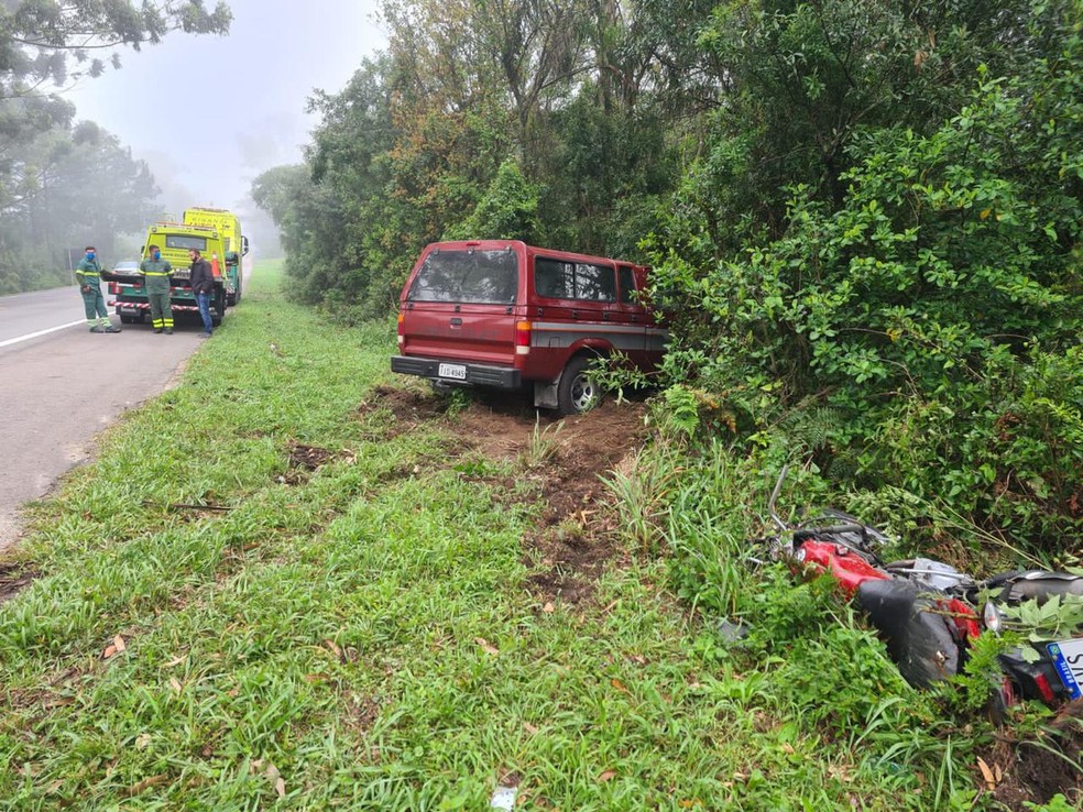 Acidente ocorreu por volta das 7h desta quarta-feira (13) — Foto: Jordan Romano / RBS TV
