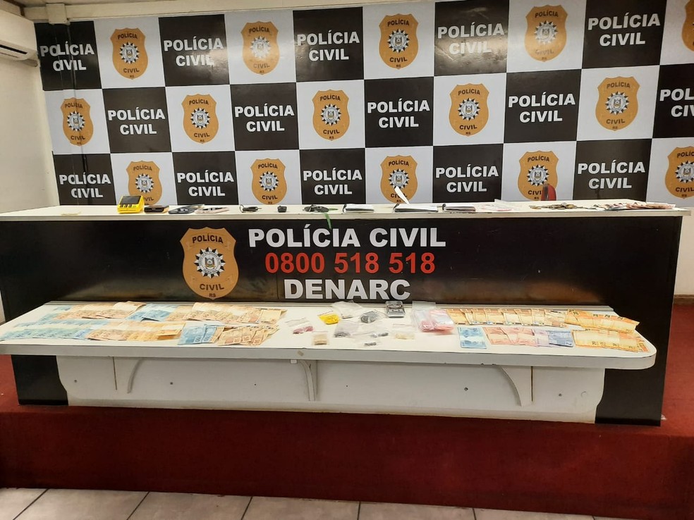 Com os presos foram encontradas drogas, dinheiro e uma balanço de precisão — Foto: Divulgação / Polícia Civil
