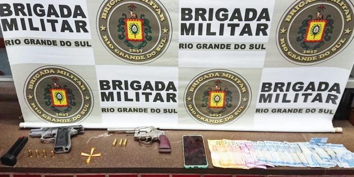Houve a apreensão de pistola, revólver, munição, cocaína, telefone celular e dinheiro | Foto: BM / Especial / CP