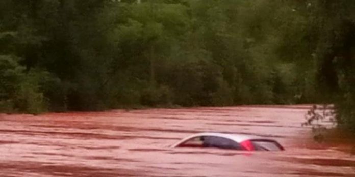 Carro permanece submerso na manhã desta sexta-feira | Foto: BM / Divulgação / CP