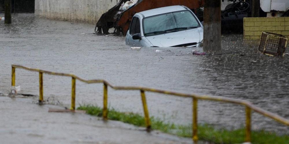 Carro ficou parado no alagamento do Arroio Sarandi, na zona Norte de Porto Alegre | Foto: Guilherme Almeida