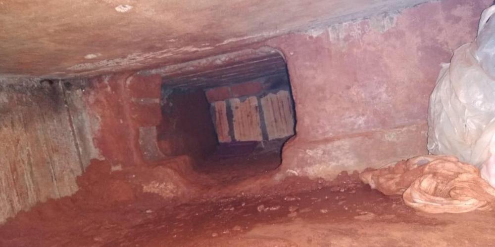 Buraco aberto sob o prédio media 2,8 metros de comprimento e 1,1 metro de profundidade | Foto: Susepe / Divulgação / CP