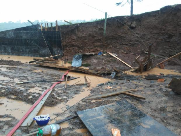 Umidade do terreno em função da chuva pode ter contribuído para o desmoronamento Foto: Polícia Civil / Divulgação / Divulgação