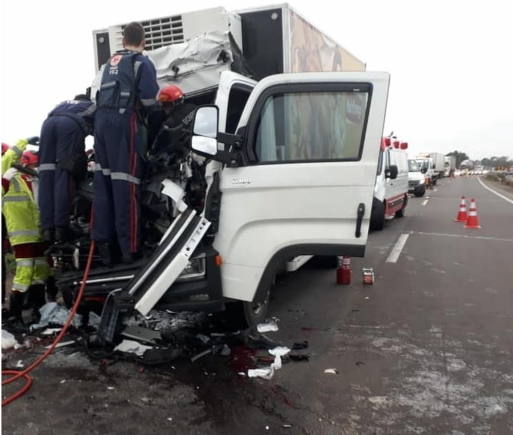 Duas pessoas ficaram feridas e foram levadas para o hospital. — Foto: Corpo de Bombeiros de Lajeado/Divulgação