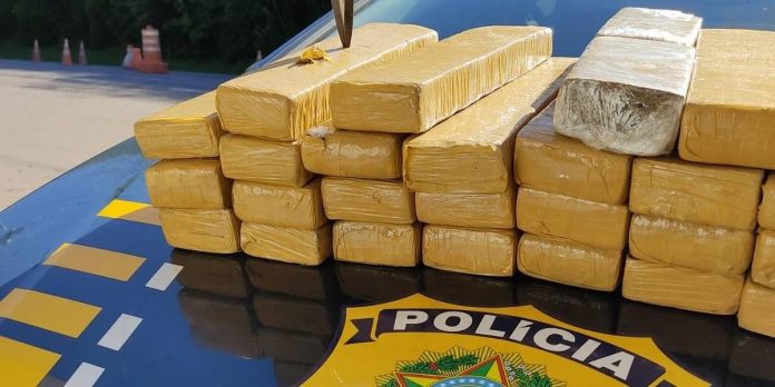 Os policiais rodoviários federais prenderam seis traficantes | Foto: PRF / Divulgação / CP