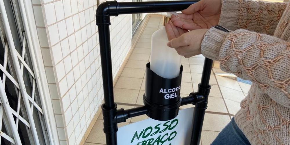 Totem do Bem possui dispenser de álcool gel que funciona através do acionamento pelo pé | Foto: Renata Gonçalves