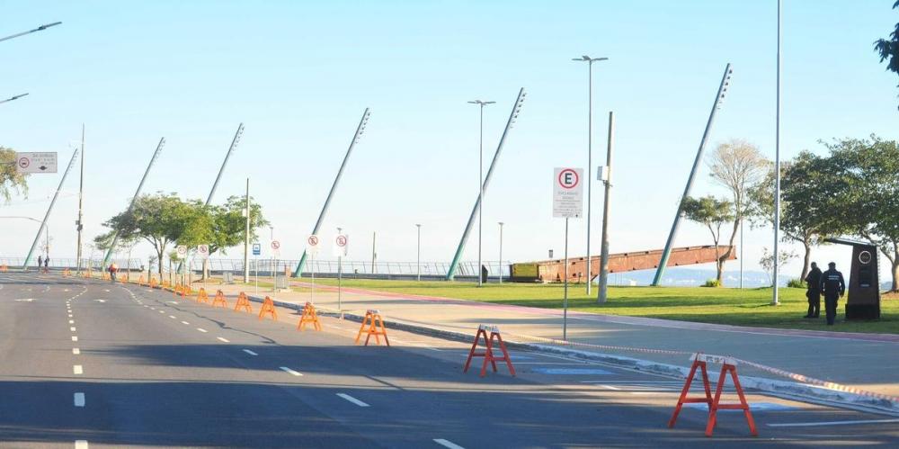 Orla do Guaíba foi cercada pela Guarda Municipal e ficou vazia no sábado | Foto: Fabiano do Amaral