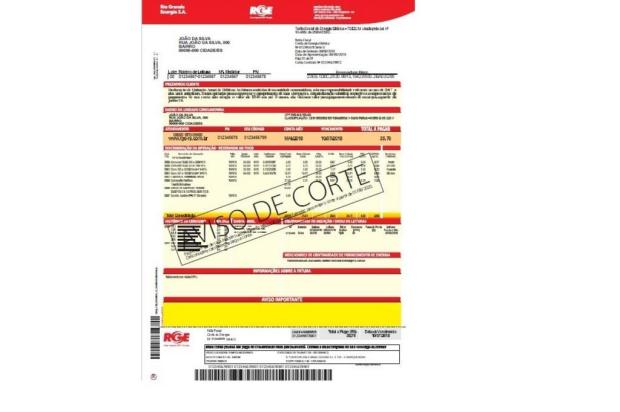 A suspeita surgiu após consumidores receberem as faturas do mês de junho com um aviso de corte carimbado no centro do documento Foto: RGE / Divulgação