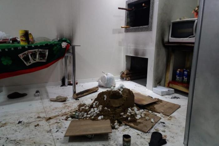 Grupo estava reunido na garagem quando ocorreu a explosão CBMRS / Divulgação