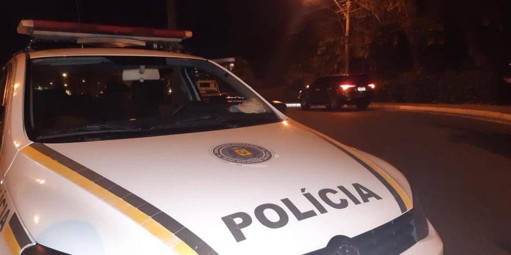 Homem possui antecedentes por porte ilegal de arma de fogo | Foto: Divulgação / CP