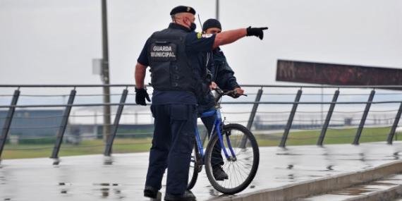 Ciclista teve de ser orientado por guarda municipal na Orla | Foto: Alina Souza