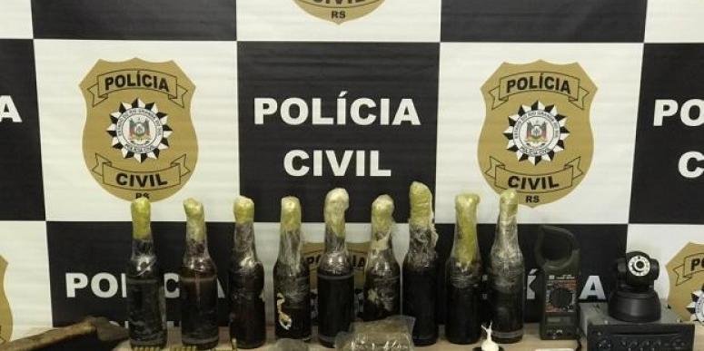 Indivíduo foi preso com explosivo caseiros, coquetéis molotov e munições nesta sexta-feira | Foto: Polícia Civil / Divulgação / CP