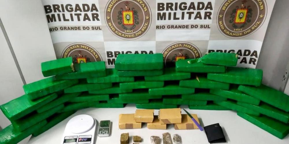 Entorpecente foi encontrado em uma sacola com o traficante e na cozinha da residência dele no bairro Tarumã | Foto: BM / Divulgação / CP
