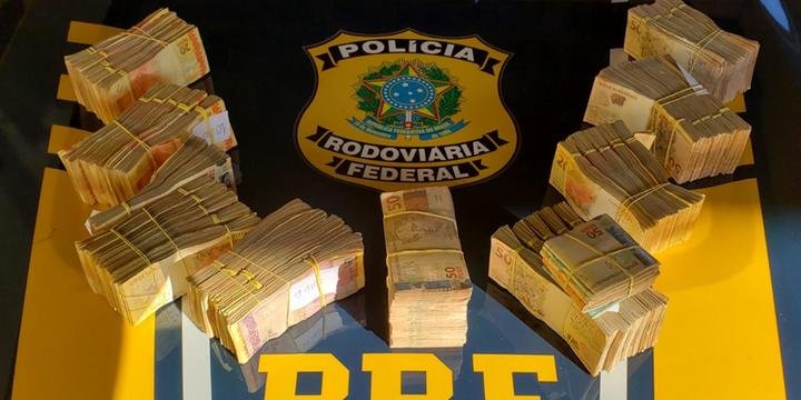 Cédulas nos valores de R$ 50,00 e de R$ 20,00 estavam nas bagagens de mão de dois passageiros | Foto: PRF/ Divulgação / CP