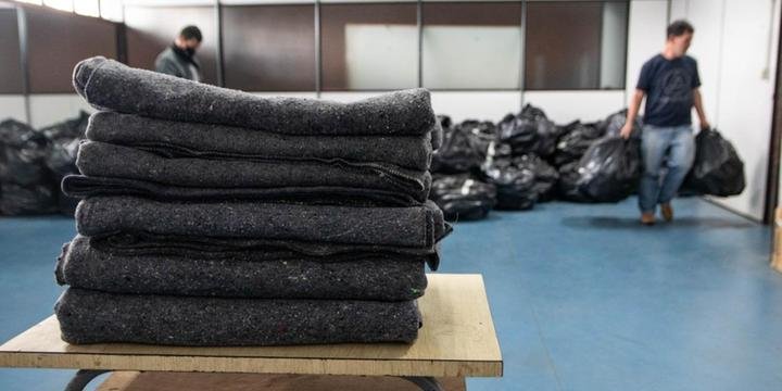 Sapatos sem uso viraram cobertores para pessoas em situação de vulnerabilidade social | Foto: Thales Ferreira / Divulgação