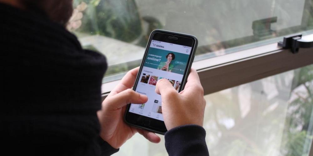 Para realizar as compras a pessoa deve baixar o aplicativo ou acessar o site | Foto: Laura Bucholz