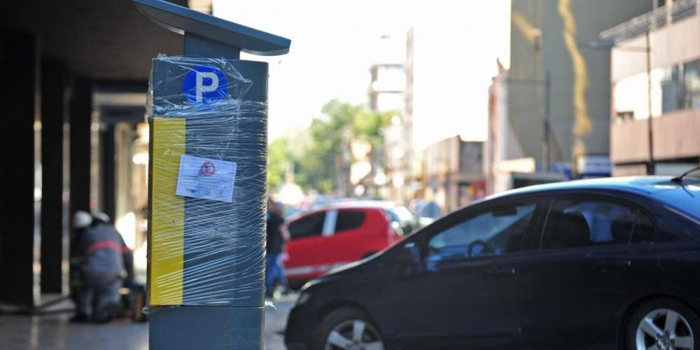 EPTC colocou fita adesiva para impedir uso dos parquímetros, mas motoristas seguem estacionando | Foto: Alina Souza