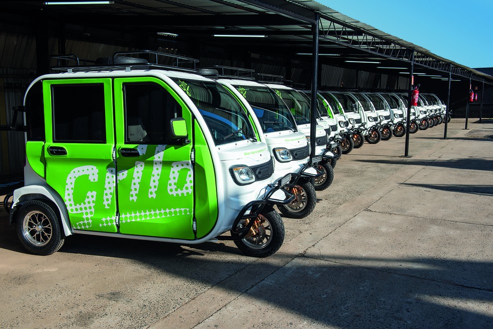 Veículos elétricos, inspirados no transporte urbano popular na Índia, começam a operar distâncias curtas em Porto Alegre — Foto: Christiano Cardoso
