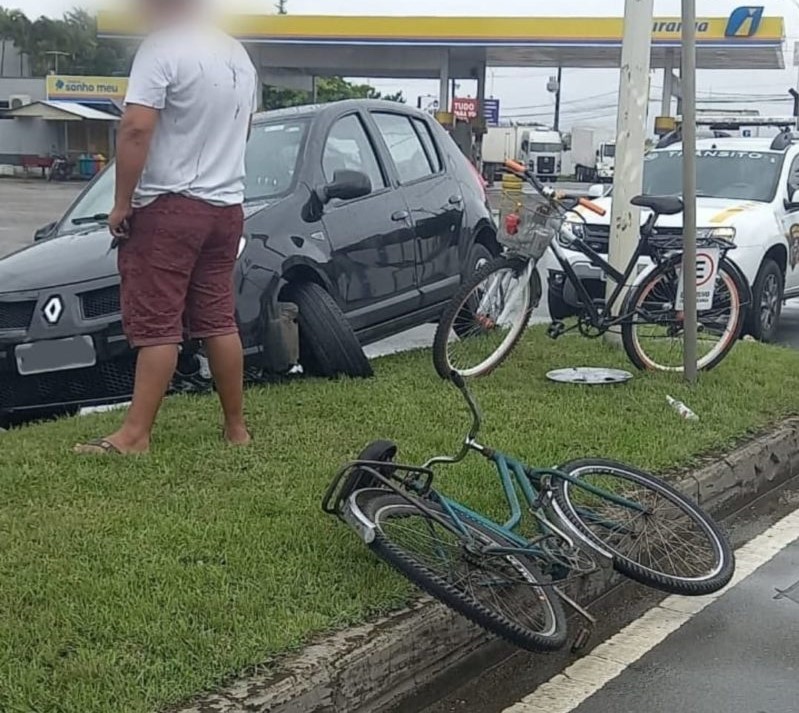 Carro bateu em bicicleta e causou briga generalizada em Itajaí – Foto: Reprodução Internet