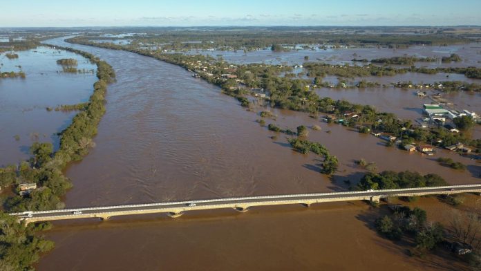 Imagem feita com um drone mostra a dimensão da enchente que atingiu Vila Mariante nesta semana (Foto: Tobias Dresch/ Global Tecnologia)