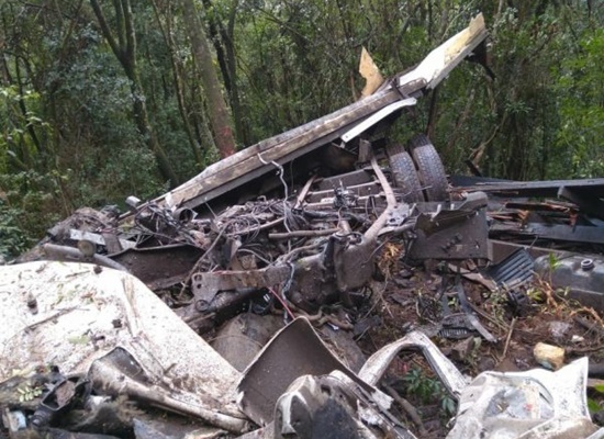 Equipes de resgate tiveram dificuldades em acessar local onde caminhão caiu – Foto: Divulgação