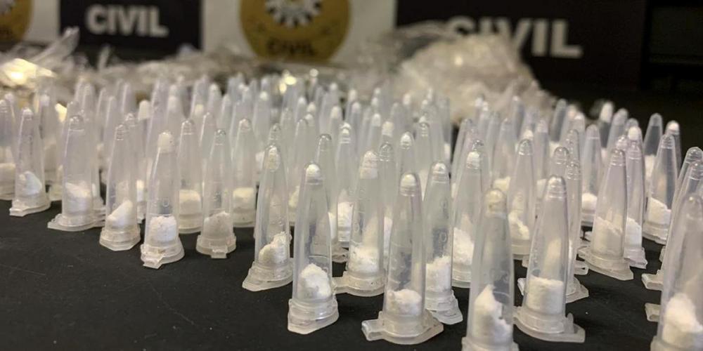 Quase 300 porções de maconha, cocaína e crack, além de balanças de precisão, foram apreendidas | Foto: Polícia Civil / Divulgação / CP