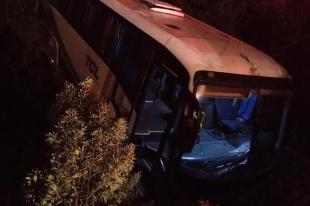 Ônibus que transportava funcionários caiu de altura de cerca de 4 metros Foto: Corpo de Bombeiros / Bento Gonçalves