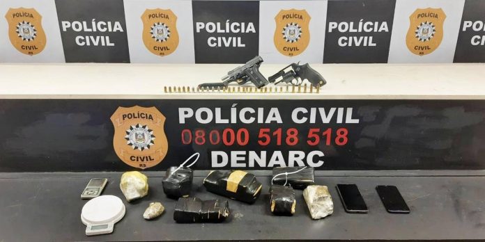 Houve apreensão de três quilos de maconha e duas armas, além de balanças e celulares | Foto: PC / Divulgação / CP