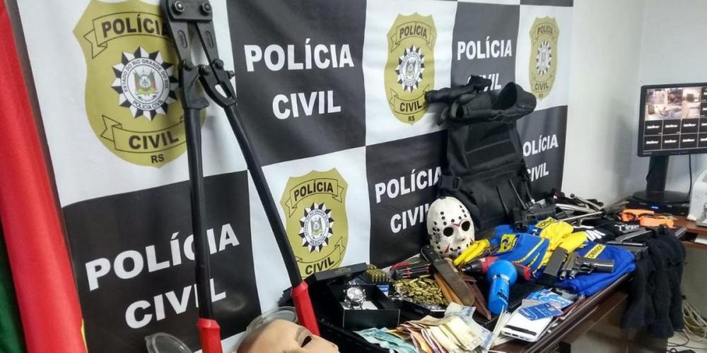 Armas, munições, drogas, dinheiro, máscaras, coletes balísticos e ferramentas, entre outros objetos, foram apreendidos na ação | Foto: Polícia Civil / Divulgação / PC