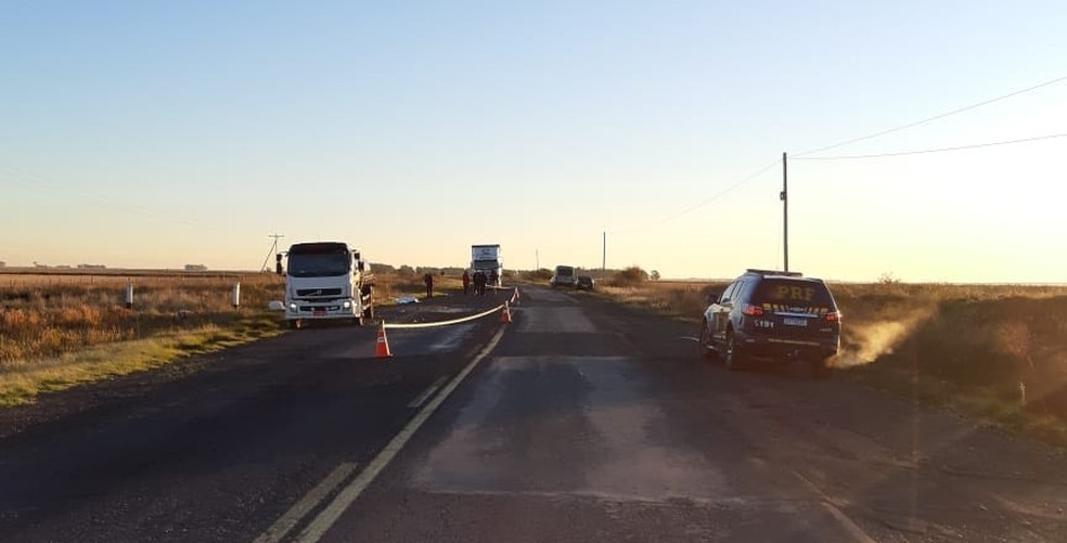 Atropelamento aconteceu na BR-472, em Uruguaiana — Foto: Divulgação / PRF