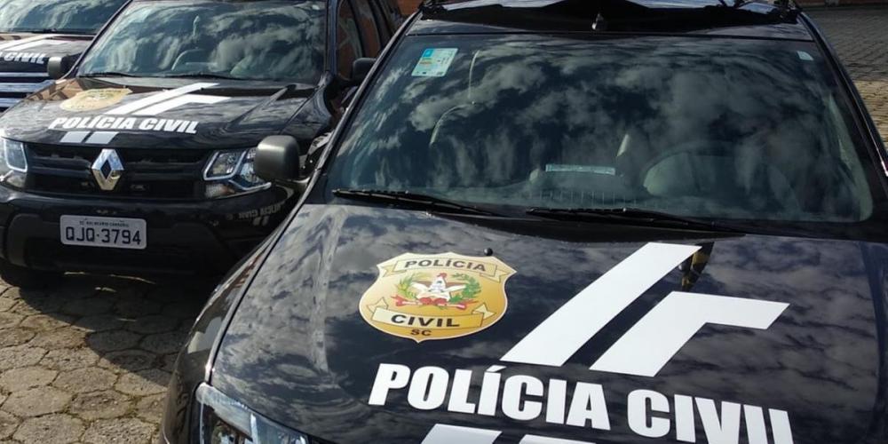 Agentes da Divisão de Investigação Criminal de Joinville cumpriram mandados de busca e apreensão nas residências de três suspeitos | Foto: Polícia Civil-SC / Divulgação / CP