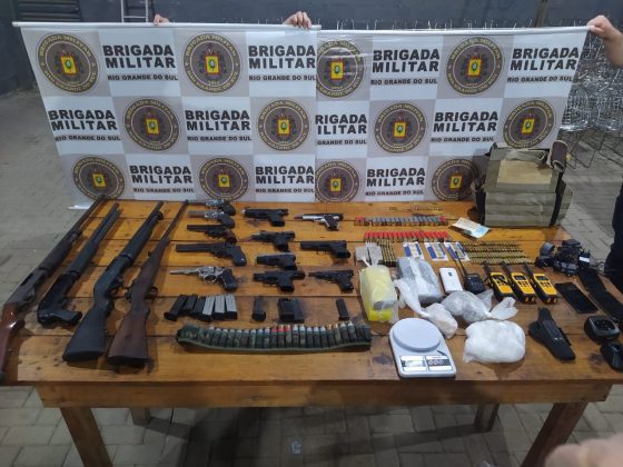 Estoque da quadrilha tinha um fuzil 762, de uso restrito das forças armadas. Foto: Brigada Militar/Divulgação