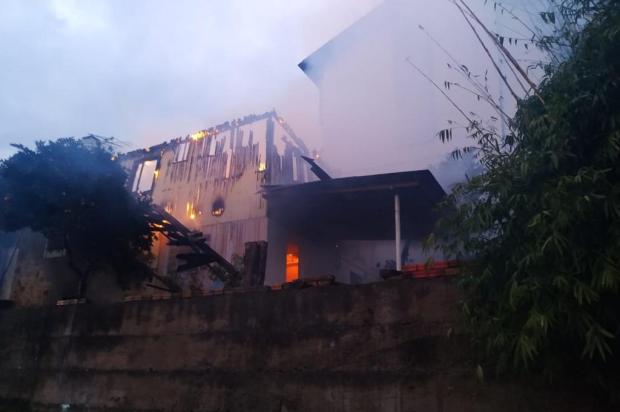 A parte superior da residência, de madeira, foi totalmente consumida pelas chamas Foto: Jeferson Freitas / Grupo Solaris