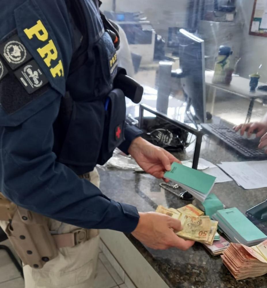 Homem foi preso com dinheiro e blocos de rifa falsa em Ijuí — Foto: Divulgação / PRF
