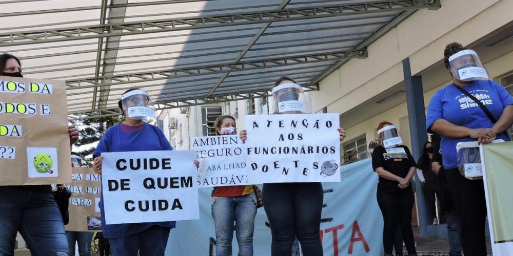 Um grupo de profissionais da saúde do Hospital São Camilo protestaram nesta segunda-feira | Foto: Fernanda Bassôa / Especial / CP
