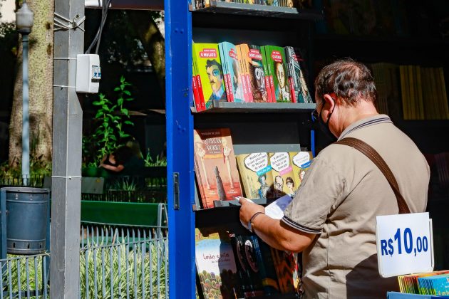 Em 2019, cerca de 230 mil obras foram comercializadas nas 88 bancas que fizeram parte da feira. Foto: Alex Rocha/PMPA