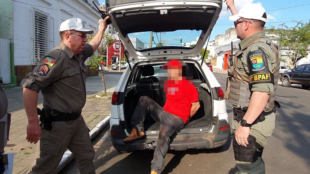 Homem foi preso com roupa suja de sangue após morte de mulher em Uruguaiana — Foto: Alfredo Pereira/RBS TV