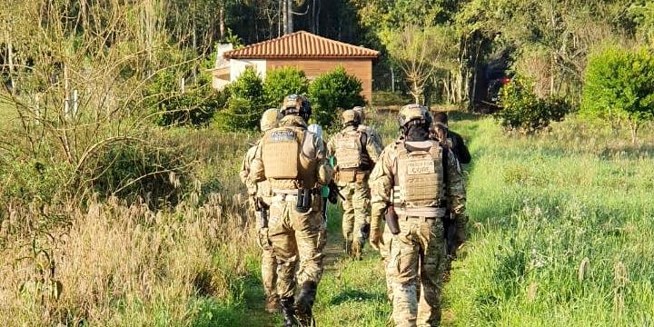 Entre as ordens judiciais estão sendo cumpridos 13 mandados de busca e apreensão, oito prisões preventivas e duas prisões temporárias. | Foto: Polícia Civil / Divulgação / CP