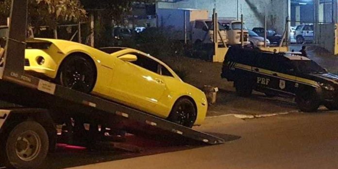 Camaro, dirigido por homem abordado, estava com licenciamento vencido e foi recolhido pela PRF | Foto: Polícia Rodoviária Federal | Divulgação