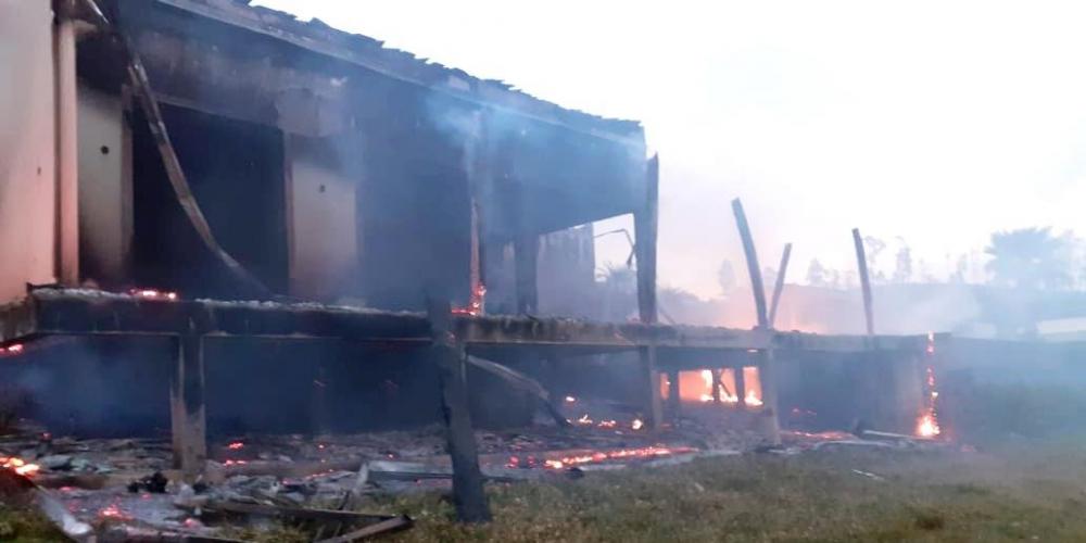 Não é descartada a possibilidade de ato criminoso contra a residência, situada na localidade de Tucanos | Foto: 2º BBM / Divulgação / CP