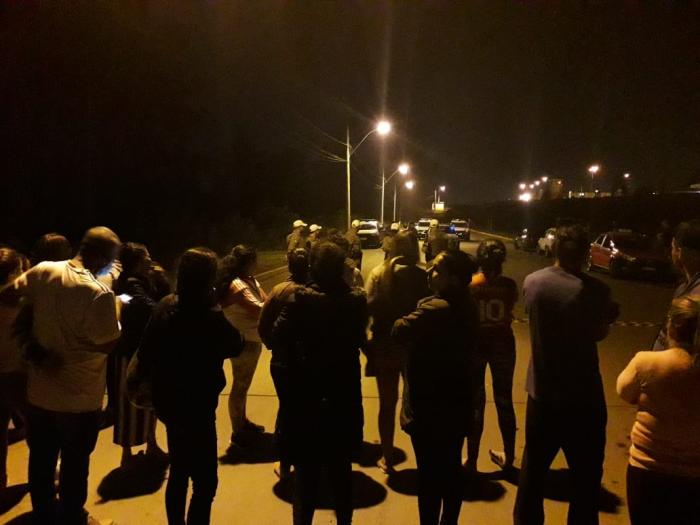 Barreira foi montada pela Brigada Militar para impedir o acesso de familiares às proximidades da penitenciária Noele Scur / Agência RBS