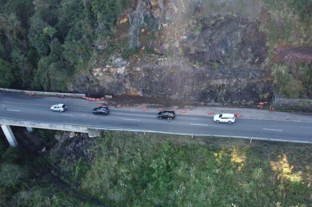 O trânsito segue bloqueado na pista, pois ainda são necessários reparos Foto: Porthus Junior / Agencia RBS