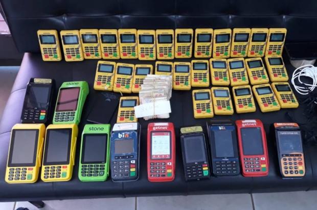 Ação policial apreendeu 40 máquinas de pagamento com o suspeito de estelionato Foto: Polícia Civil / Divulgação / Divulgação