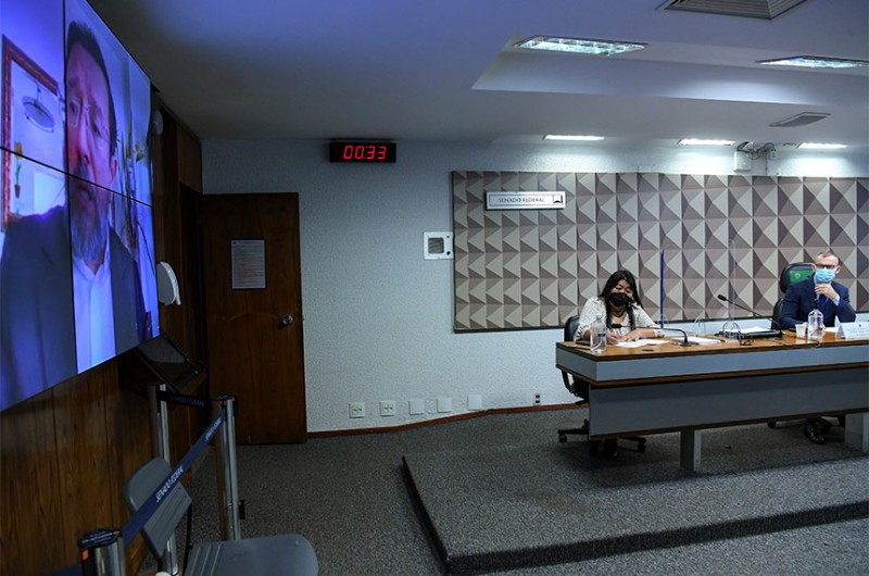 A deputada Joenia Wapichana e o vice-presidente da CDH, senador Fabiano Contarato ouvem o procurador federal, representante Funai, Álvaro Simeão, em pronunciamento via videoconferência - Geraldo Magela/Agência Senado