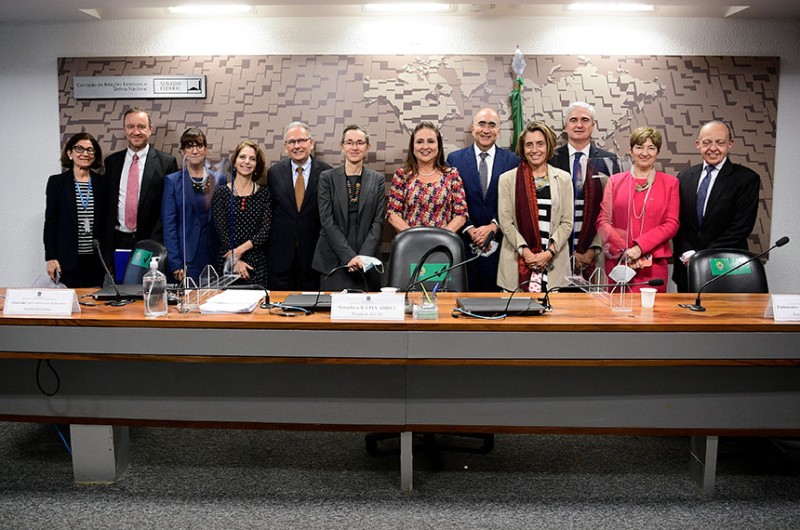 Kátia Abreu e os diplomatas sabatinados na CRE. As indicações ainda precisam ser confirmadas em Plenário