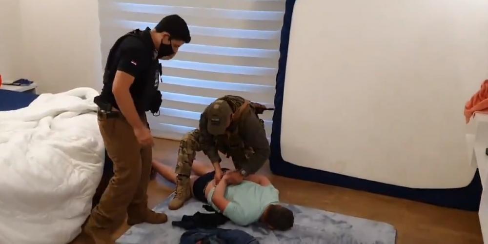 Criminoso teve a residência invadida pelos policiais paraguaios | Foto: Senad / Divulgação / CP