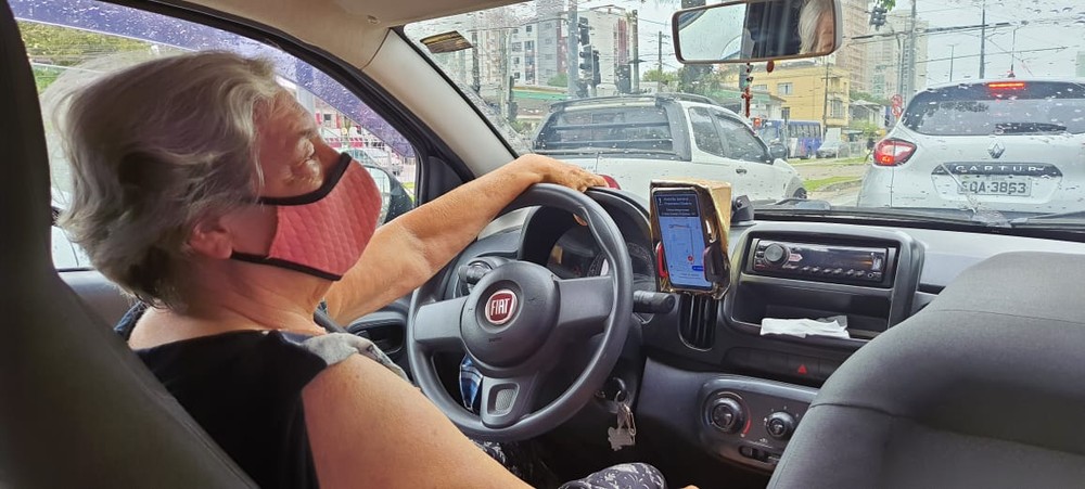 'Vovó do Uber' dirige pelas ruas de Santos há pouco mais de 3 anos — Foto: Vanessa Ortiz/g1