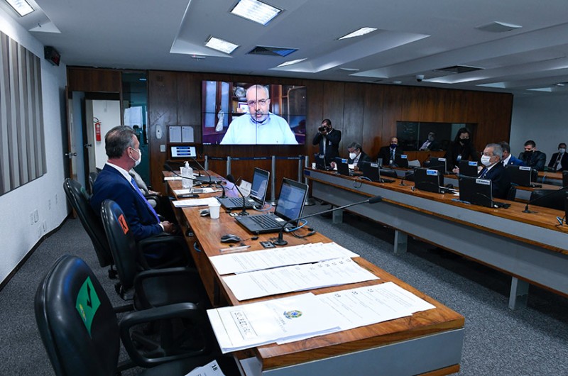 O autor do projeto sobre desaposentadoria, Paulo Paim (no telão), em reunião da comissão, em agosto - Roque de Sá/Agência Senado
