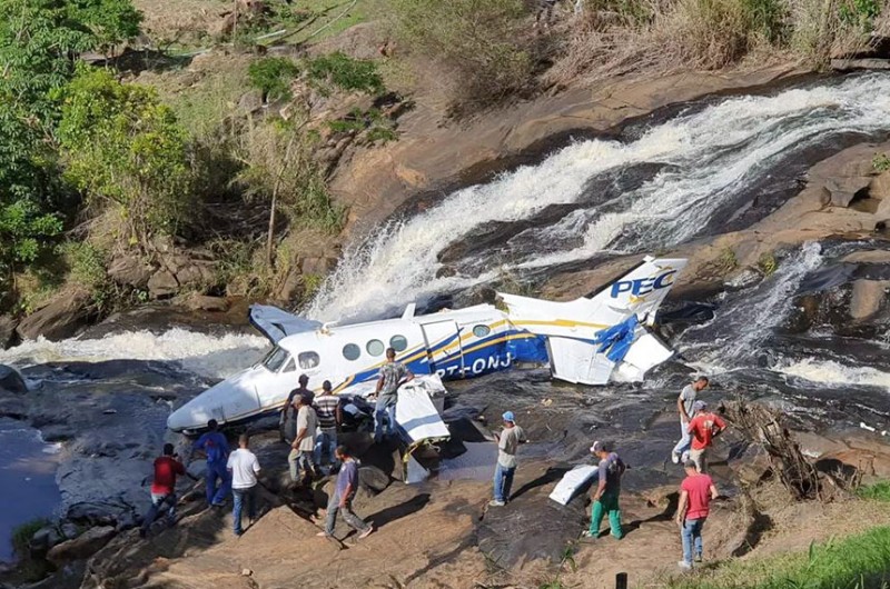 Avião que levava Marília caiu após chocar-se com cabos elétricos, matando a cantora e mais 4 pessoas - Corpo de Bombeiros-MG