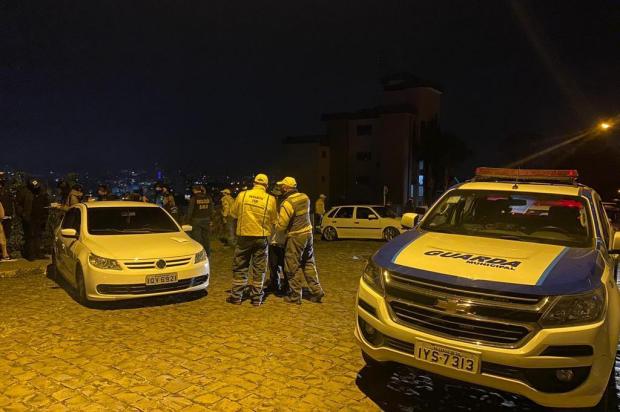 Os fiscais e guardas municipais continuam em sua missão contra as pessoas que insistem em infringir as regras Foto: Prefeitura / Divulgação
